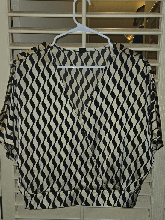SHEIN Tops - SHEIN Black and Cream Wavy-Stripe Short Sleeve